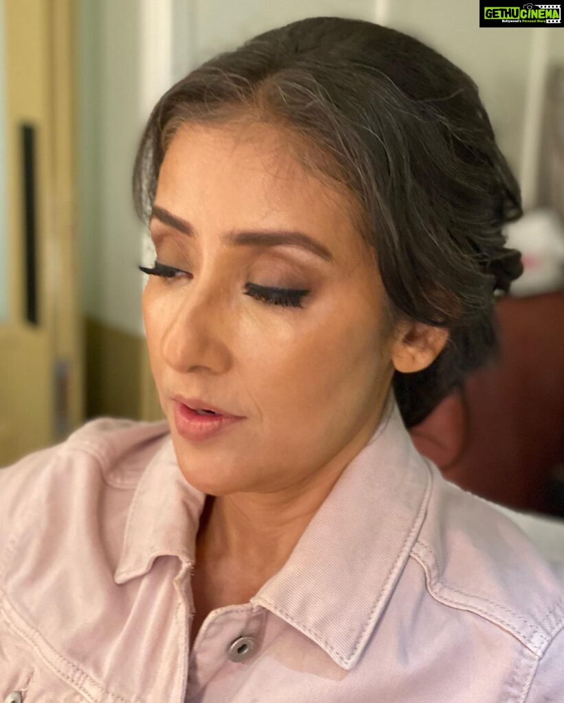 Manisha Koirala Instagram - “ I think the best way to have confidence is not to allow everyone else's insecurities to be your own.” ❤💃🏻❤ Mumbai, Maharashtra