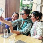 Manisha Koirala Instagram - Brunch n the play at @prithvitheatre with friends on #sunday #weakendvibes #mumbaidiaries @simisinghjuneja @dane_klee @samjhanaupretirauniar Mumbai, Maharashtra