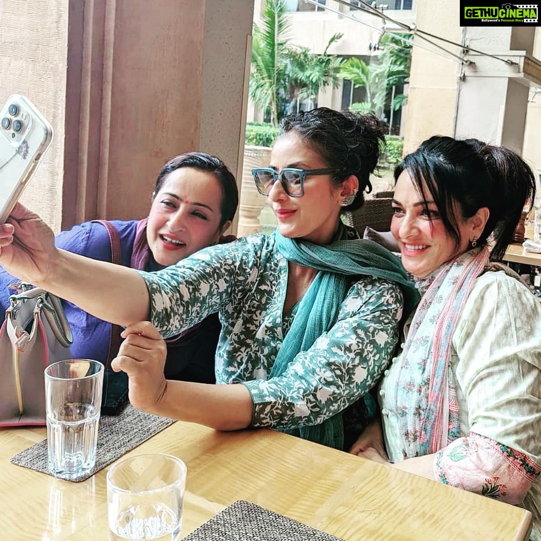 Manisha Koirala Instagram - Brunch n the play at @prithvitheatre with friends on #sunday #weakendvibes #mumbaidiaries @simisinghjuneja @dane_klee @samjhanaupretirauniar Mumbai, Maharashtra