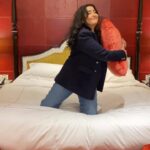 Manisha Koirala Instagram - Aj main upper…Asma neeche 💕 This song was yet again sung by our gifted @kavitaksub ji.. My most favourite director’s most #favouritefilm #sanjayleelabhansali #khamoshi we have enjoyed and tried different things for different songs .. #bollywoodsongs #films #funny #instagood #instareels #fashion @bhansaliproductions Makeup- @tush_91 Hair- @hairstylist_jennny Mumbai, Maharashtra