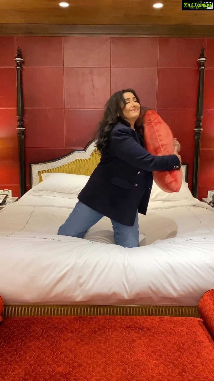 Manisha Koirala Instagram - Aj main upper…Asma neeche 💕 This song was yet again sung by our gifted @kavitaksub ji.. My most favourite director’s most #favouritefilm #sanjayleelabhansali #khamoshi we have enjoyed and tried different things for different songs .. #bollywoodsongs #films #funny #instagood #instareels #fashion @bhansaliproductions Makeup- @tush_91 Hair- @hairstylist_jennny Mumbai, Maharashtra