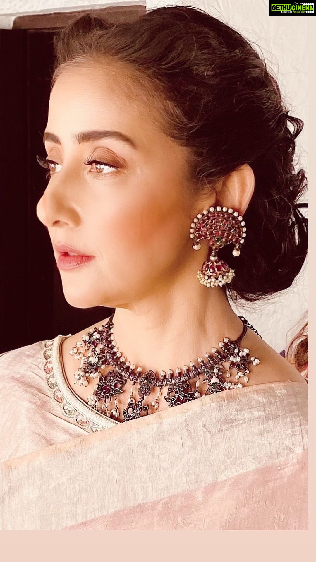 Manisha Koirala Instagram - Mixed one of my fav song from #1942alovestory It just puts a smile on my face listening to this song..can never thank #rdburman da for the most amazing music of my entire career .. and my friend @vidhuvinodchoprafilms for making a #landmarkfilm of all times ( people still remind me how much they love this film !!) sung by non others n sooo gifted @kavitaksub ji Makeup- @tush_91 Hair- @hairbyykaushall Style- @tanaya_paradkar