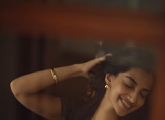 Meenakshi Chaudhary Instagram - Blooming with love ☺️🌸 . . . . 📸 @bharanikumar_ Mumbai, Maharashtra