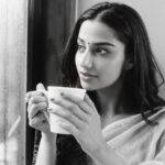 Meenakshi Chaudhary Instagram - Baarish ke mausam mein garam garam chai ka maza hi kuch aur hota hai . Perfect weather in Mumbai today to post this picture 🥰 And Clicked with 35mm black and white film on a Nikomat camera by @saileshkolanu , you’re a 🌟!