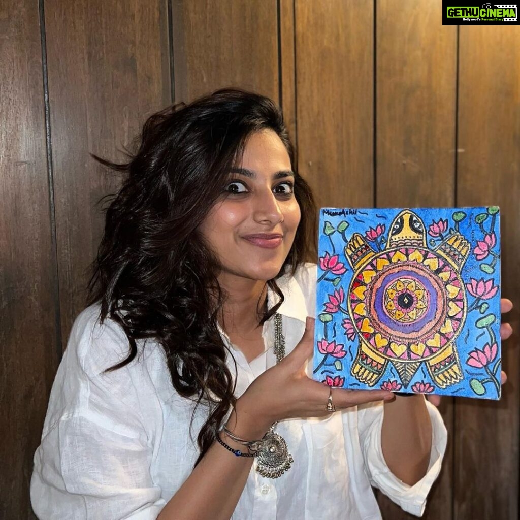 Meenakshi Chaudhary Instagram - Sunday well spent. Had such a great first time experience doing canvas painting . Thank you @studioamoli @aaromale.hyd for a wonderful day ❤️ Aaromalé