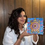 Meenakshi Chaudhary Instagram – Sunday well spent.
Had such a great first time experience doing canvas painting .
Thank you @studioamoli  @aaromale.hyd  for a wonderful day ❤️ Aaromalé