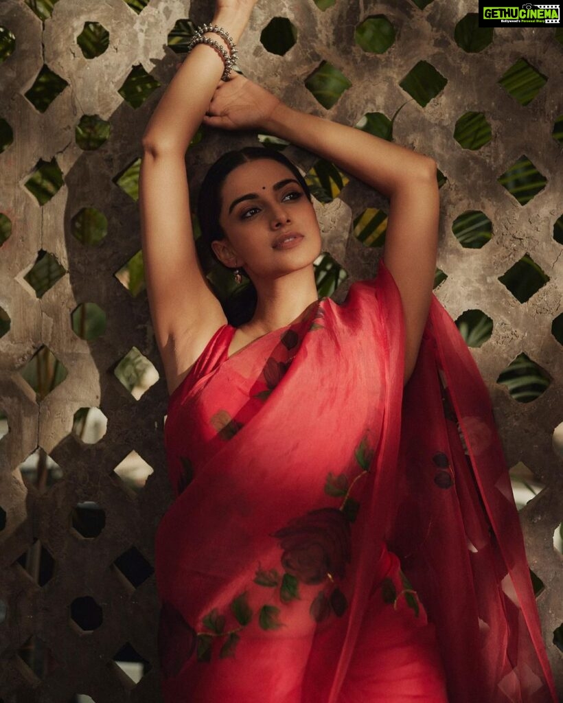 Meenakshi Chaudhary Instagram - Brightening your Sunday for a moment ❣️ 📸 @arifminhaz Styled by @riechamallick Saree @picchika Make up @s_r_studios_ Hair @thrinath_nambara_