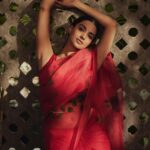 Meenakshi Chaudhary Instagram – Brightening your Sunday for a moment ❣️
📸 @arifminhaz 
Styled by @riechamallick 
Saree @picchika 
Make up @s_r_studios_ 
Hair @thrinath_nambara_