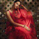 Meenakshi Chaudhary Instagram – Brightening your Sunday for a moment ❣️
📸 @arifminhaz 
Styled by @riechamallick 
Saree @picchika 
Make up @s_r_studios_ 
Hair @thrinath_nambara_