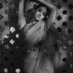 Meenakshi Chaudhary Instagram – Brightening your Sunday for a moment ❣️
📸 @arifminhaz 
Styled by @riechamallick 
Saree @picchika 
Make up @s_r_studios_ 
Hair @thrinath_nambara_