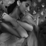 Meenakshi Chaudhary Instagram – Brightening your Sunday for a moment ❣️
📸 @arifminhaz 
Styled by @riechamallick 
Saree @picchika 
Make up @s_r_studios_ 
Hair @thrinath_nambara_