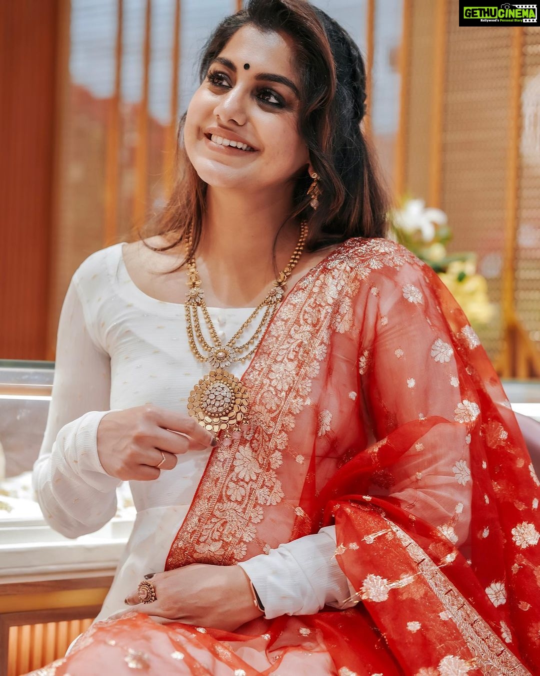 Meera Nandan Instagram - Sharing some excellent designs from Ethnix and MINE collection at Malabar Gold & Diamonds newest outlet at Mazyad Mall. With 30,000+ gold & diamond jewellery designs from over 20 different countries, this 5000+ sq ft showroom is their biggest showroom in Abu Dhabi . @malabargoldanddiamonds #Malabargoldanddiamonds #goldjewellery #mazyadmall #inabudhabi #instagood
