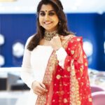 Meera Nandan Instagram - Sharing some excellent designs from VIRAAZ and ERA collection at Malabar Gold & Diamonds newest outlet at Mazyad Mall. With 30,000+ gold & diamond jewellery designs from over 20 different countries, this 5000+ sq ft showroom is their biggest showroom in Abu Dhabi . @malabargoldanddiamonds #Malabargoldanddiamonds #goldjewellery #mazyadmall #inabudhabi #instagood