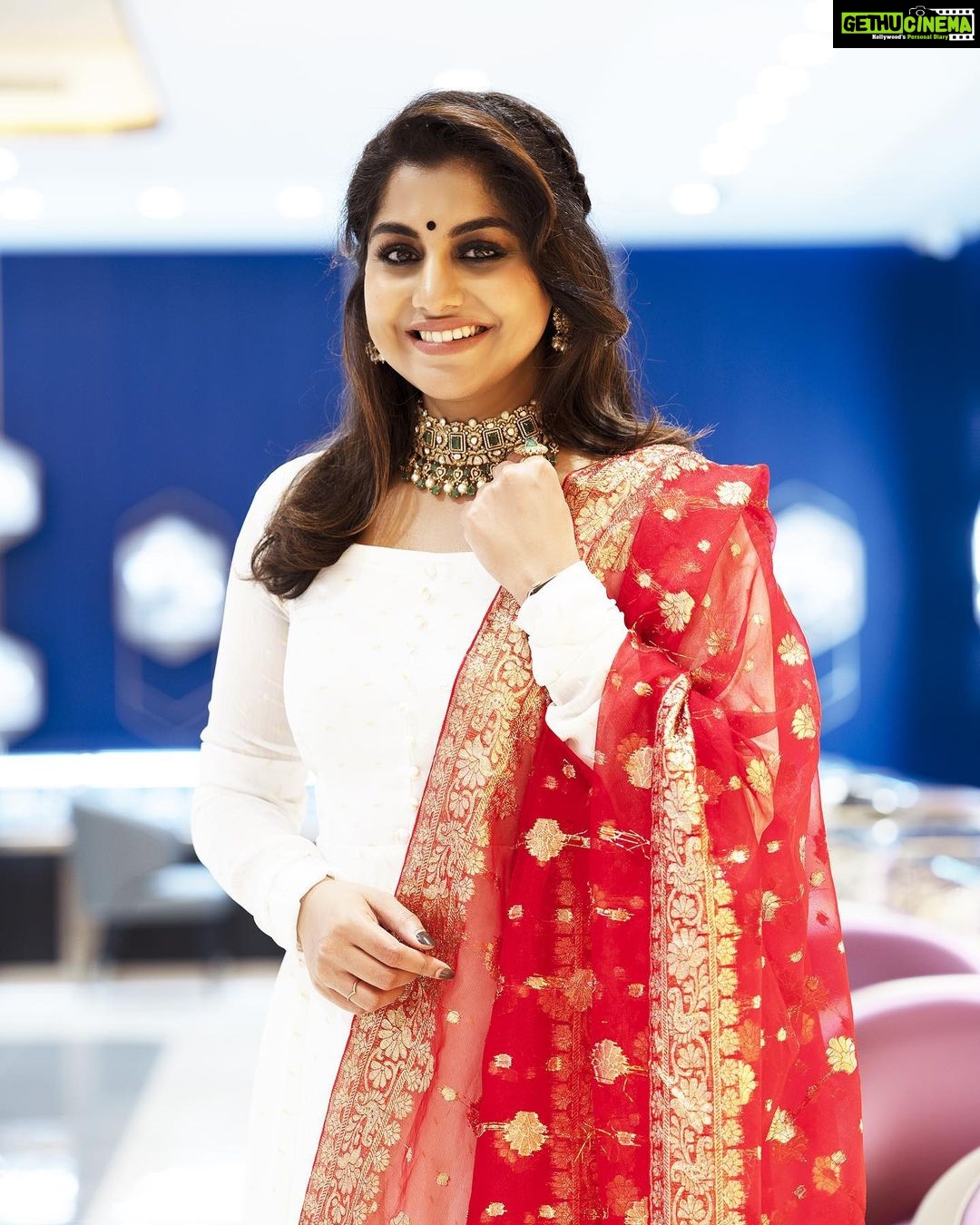 Meera Nandan Instagram - Sharing some excellent designs from VIRAAZ and ERA collection at Malabar Gold & Diamonds newest outlet at Mazyad Mall. With 30,000+ gold & diamond jewellery designs from over 20 different countries, this 5000+ sq ft showroom is their biggest showroom in Abu Dhabi . @malabargoldanddiamonds #Malabargoldanddiamonds #goldjewellery #mazyadmall #inabudhabi #instagood