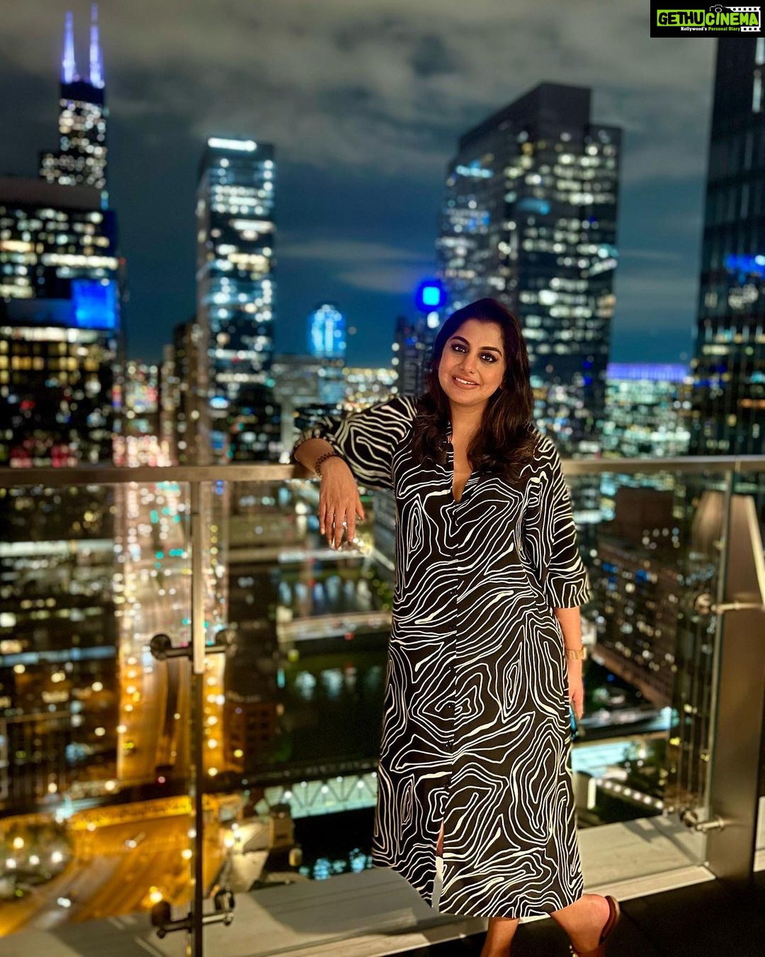 Meera Nandan Instagram - Chicago nights and city lights ✨ . 📸 @pooja_sasidhar . #ustrip2022 #chicago #chicagonights #city #solotrip #selflove #love #ustrip #sundaynight #happysoul #solo #positivevibes #allheart Downtown On The Chicago River