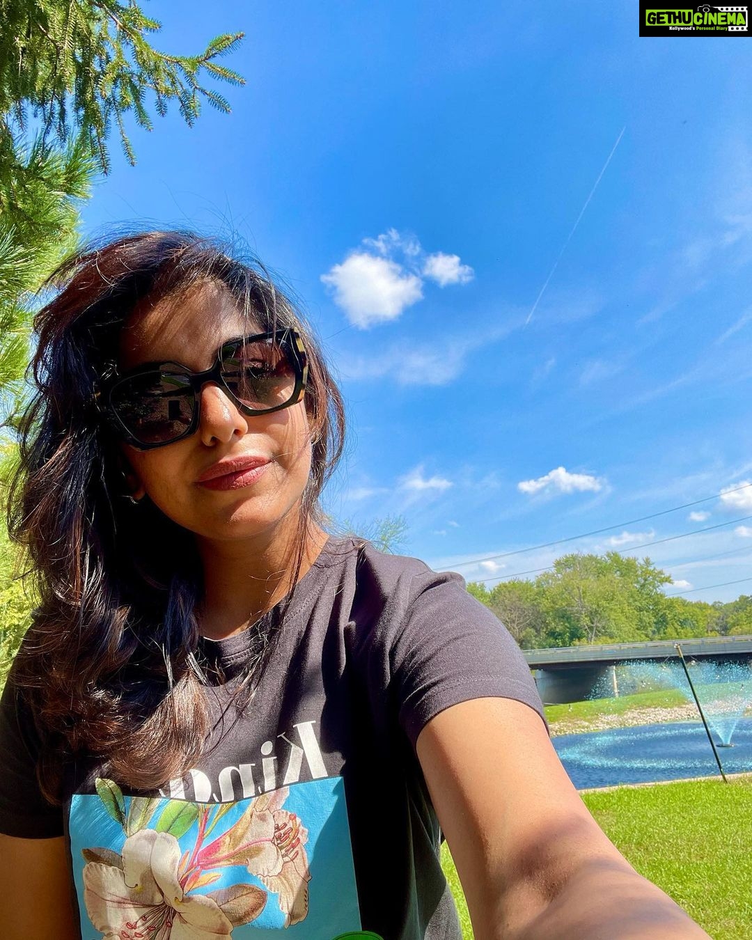 Meera Nandan Instagram - Travelling solo is teaching me a lot for sure …. Including using self timer on the phone 🤪 . #solotrip2022 #chicago #ustrip #solo #comfort #solitude #beautiful #sky #selfie #selftimer #metime #bestcompany #love #happyme #solotravel #solotrip #positivevibes Chicago, Illinois