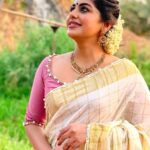 Meera Nandan Instagram - ഓണാശംസകൾ 🌼✨🤍 . Jewellery Partner : @joyalukkas Costume Partner : @riti_boutique Location Partner : @greenheavenshj Photo : @vibethinks MUA : @alsadiqbeautysaloon . #happyonam #onamishere #happyvibes #festivities #onam2022 #positivevibes #instagood #love #indianwear #pookkal #sadhya #onamindubai #instareels #reels #reelsinstagram #thursday