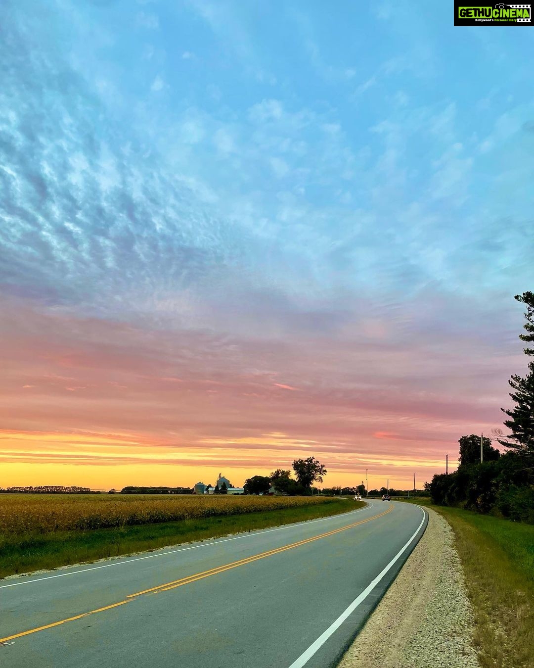 Meera Nandan Instagram - Last ones from my trip β₯οΈπ Just look at that sky π A trip that taught me so much π€ . #ustrip #chicago #starvedrockstatepark #love #positivevibes #happyme #instagood Starved Rock State Park