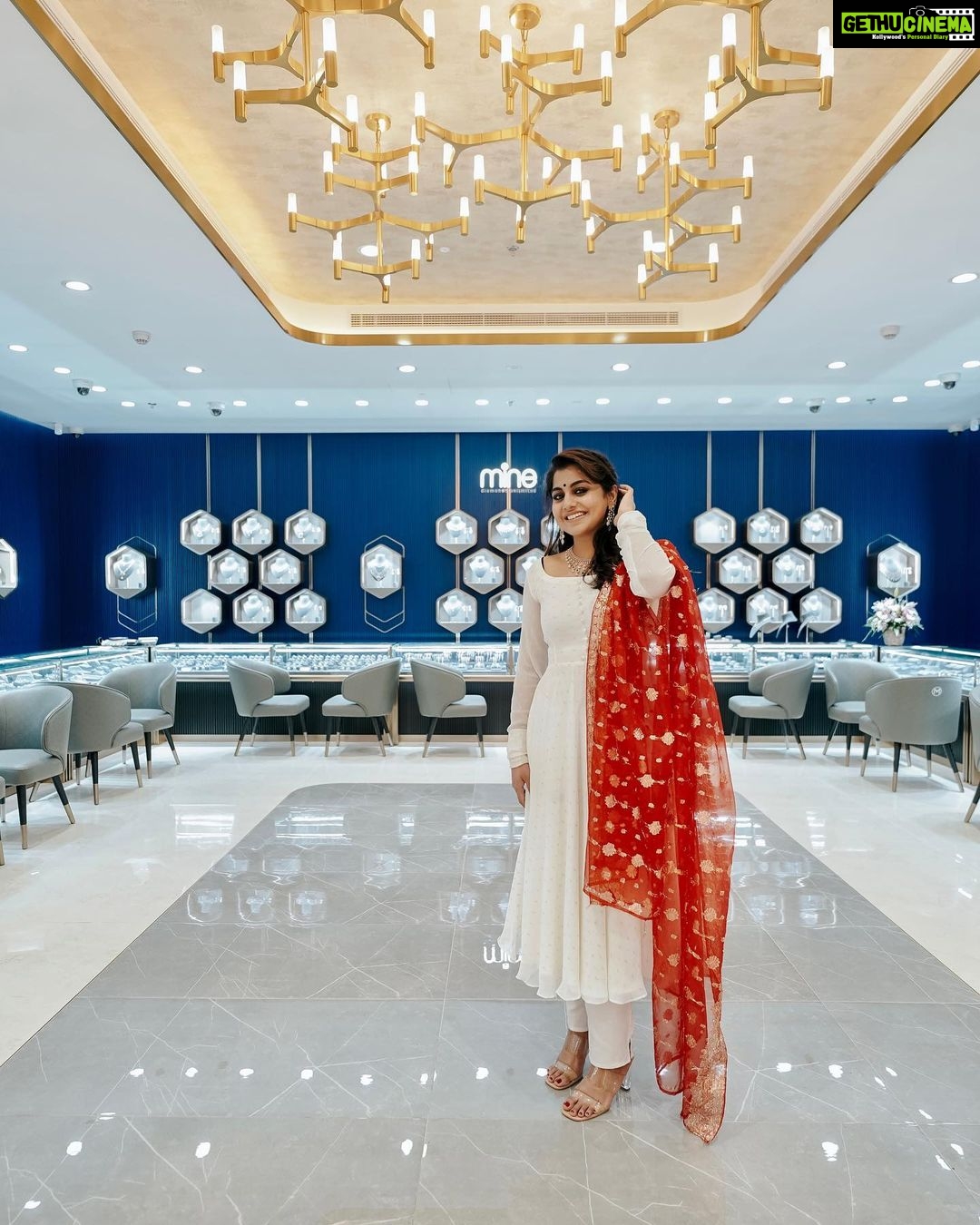Meera Nandan Instagram - Sharing some excellent designs from Ethnix and MINE collection at Malabar Gold & Diamonds newest outlet at Mazyad Mall. With 30,000+ gold & diamond jewellery designs from over 20 different countries, this 5000+ sq ft showroom is their biggest showroom in Abu Dhabi . @malabargoldanddiamonds #Malabargoldanddiamonds #goldjewellery #mazyadmall #inabudhabi #instagood