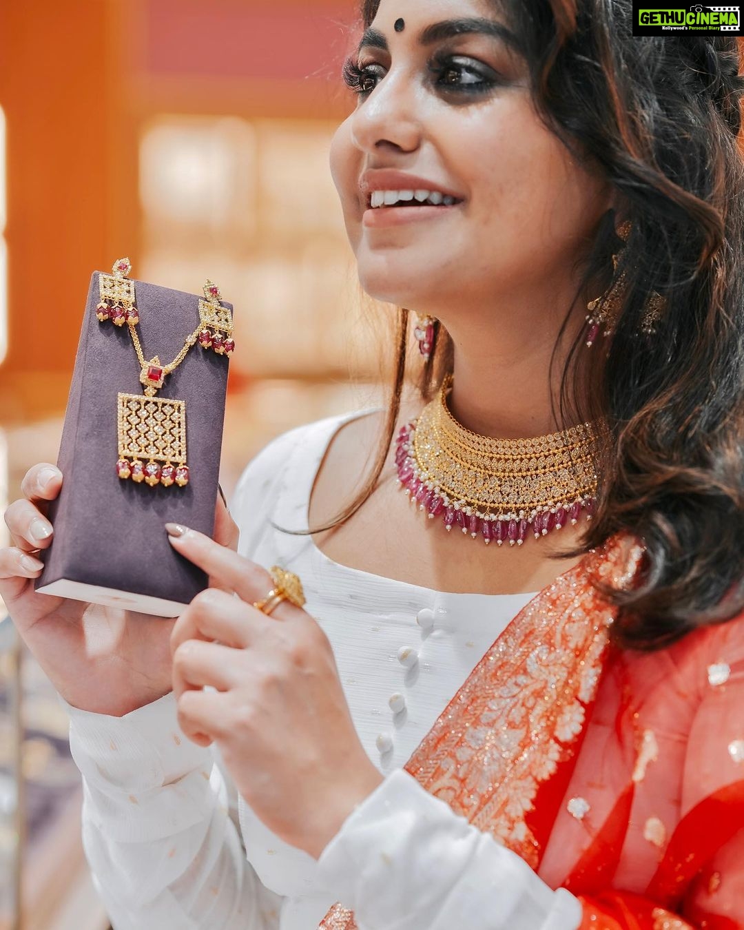 Meera Nandan Instagram - Sharing some excellent designs from VIRAAZ and ERA collection at Malabar Gold & Diamonds newest outlet at Mazyad Mall. With 30,000+ gold & diamond jewellery designs from over 20 different countries, this 5000+ sq ft showroom is their biggest showroom in Abu Dhabi . @malabargoldanddiamonds #Malabargoldanddiamonds #goldjewellery #mazyadmall #inabudhabi #instagood
