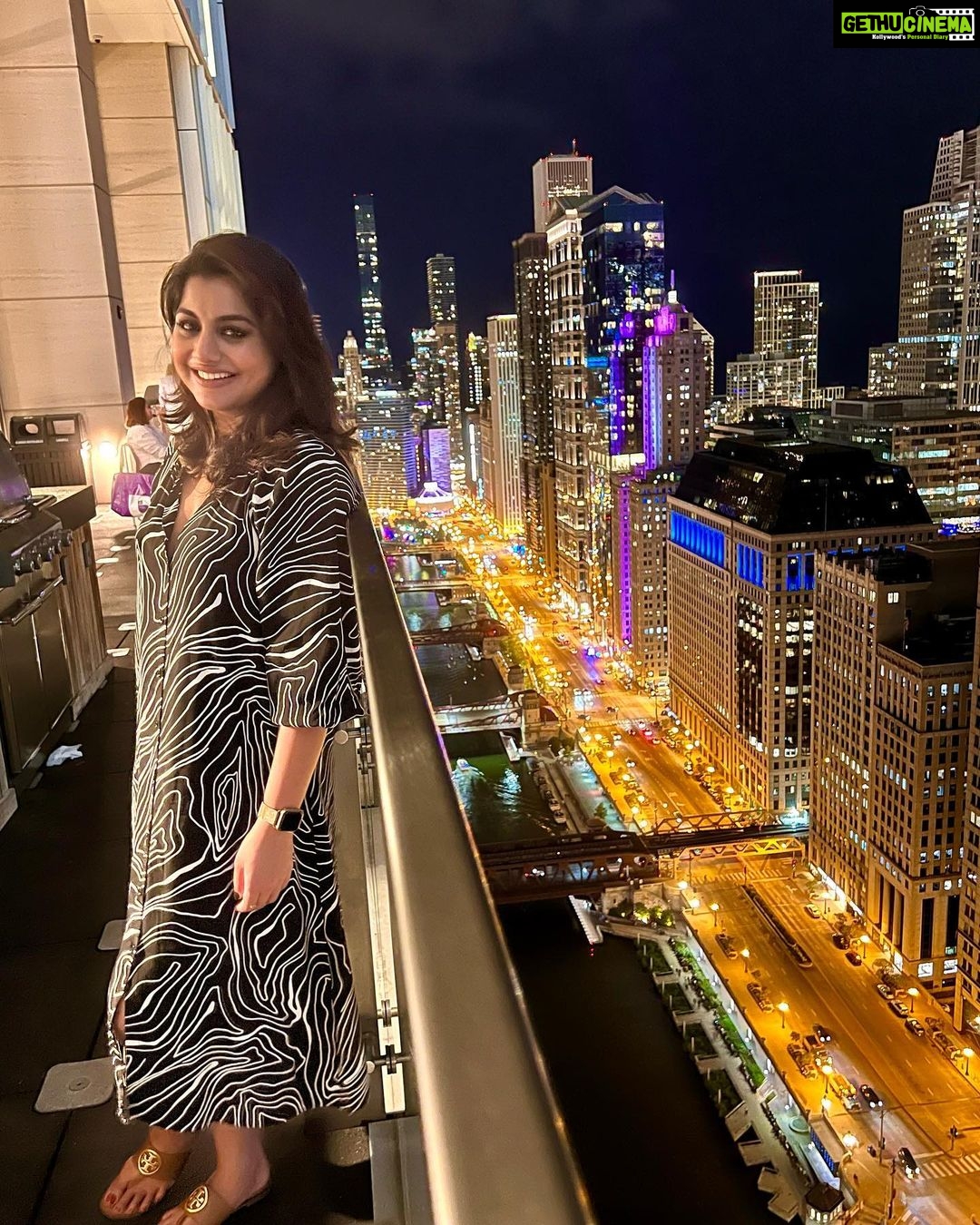 Meera Nandan Instagram - Chicago nights and city lights ✨ . 📸 @pooja_sasidhar . #ustrip2022 #chicago #chicagonights #city #solotrip #selflove #love #ustrip #sundaynight #happysoul #solo #positivevibes #allheart Downtown On The Chicago River