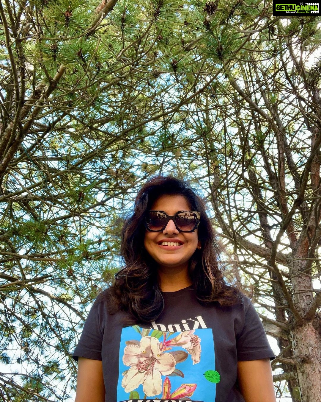 Meera Nandan Instagram - Travelling solo is teaching me a lot for sure …. Including using self timer on the phone 🤪 . #solotrip2022 #chicago #ustrip #solo #comfort #solitude #beautiful #sky #selfie #selftimer #metime #bestcompany #love #happyme #solotravel #solotrip #positivevibes Chicago, Illinois