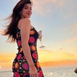 Mehrene Kaur Pirzada Instagram – 🏝️ 🥂 

#maldives 
@velassarumaldives 
@pickyourtrail Maldives