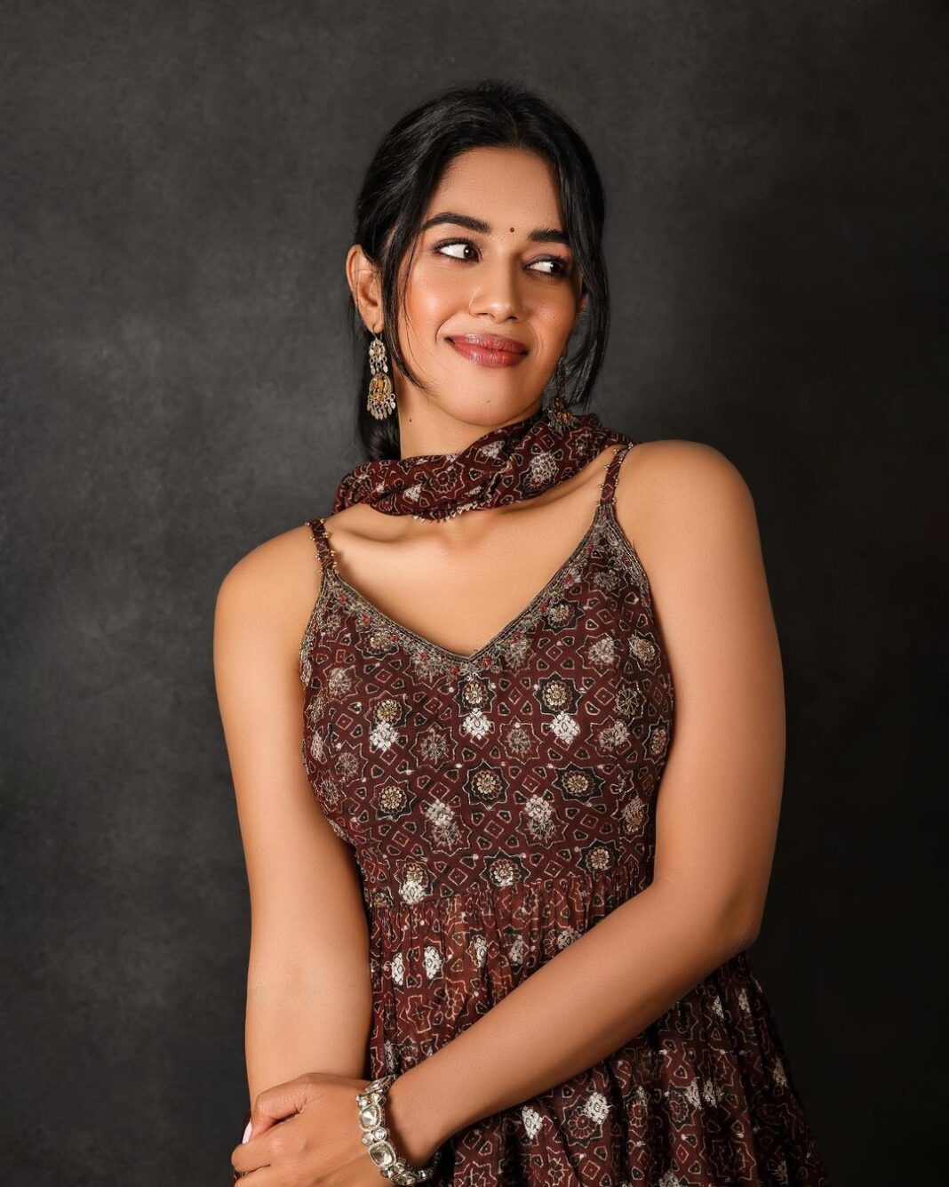 Mirnalini Ravi Instagram - Vibing Navratri 🪔 @gk_.photography._ @littleheartbyabu @_style_n_art_ @harry_dane_retouch @samyakkclothing @samyakksarees @mspinkpantherjewel