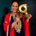 Mona Singh Instagram – Awards are always special #aboutlastnight
#goldenglory2021
@shimmerentertainment
@lathiwalatasneem 
@namita_rajhans @brandsimpact
Big thank u to @heenakochharofficial for this beautiful outfit