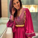 Mona Singh Instagram - #urbangypsy @monajsingh in @toraniofficial Neckpiece : @sangeetaboochra Jewelry store : @aquamarine Shoes : @oceedeeshoes Potli bag : @shadesofindia HMU : @rohroe Styled by my team @vidhigala @kunjan_sumaria and me!!!