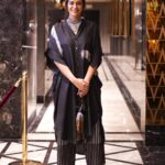 Mona Singh Instagram - #black #blackandwhite Outfit : @shadesofindia Jewelry : @amrapalijewels Footwear : @paioshoes Styled by @smriti.schauhan Hair n make up by @rohroe