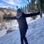 Mona Singh Instagram - Time in the mountains is always Snow much fun 🤓 #throwback #manali #snow #mountains
