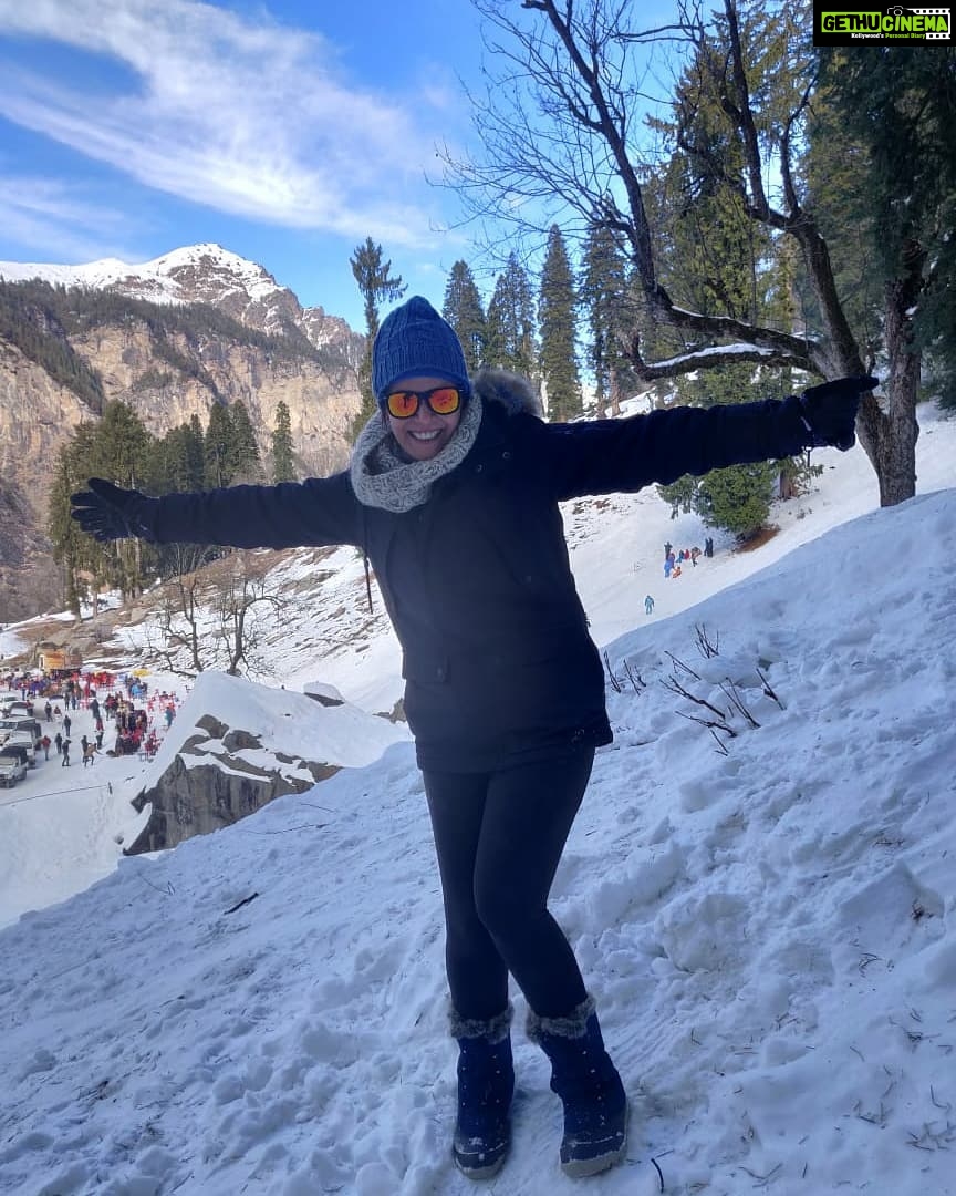 Mona Singh Instagram - Time in the mountains is always Snow much fun 🤓 #throwback #manali #snow #mountains