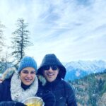 Mona Singh Instagram - Garam garam Maggie in the thand with @ikaranmadaan who ate half of my share 😋 #manali #maggie #snowfall #holidays #happy
