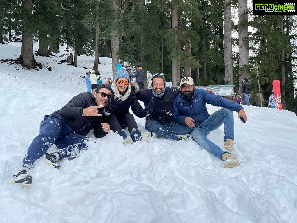 Mona Singh Instagram - Snow therapy 😋 #manali #himachal #snowday #happyus
