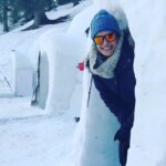 Mona Singh Instagram - Yes thats me in an igloo,surprisingly it was warmer in there #manali #hamtapass #2021 #snowday
