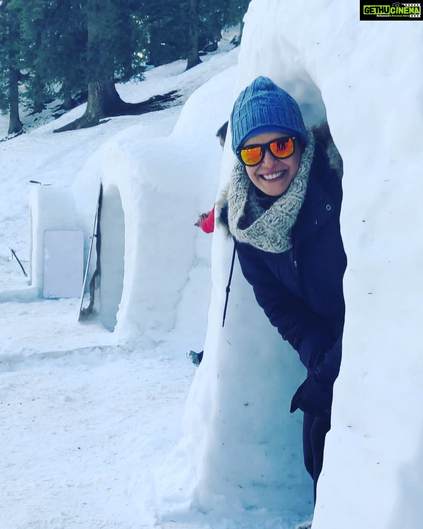 Mona Singh Instagram - Yes thats me in an igloo,surprisingly it was warmer in there #manali #hamtapass #2021 #snowday