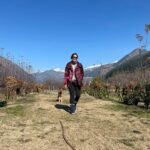 Mona Singh Instagram - Walking into 2021 hoping for more travel more laughter more books more coffee more hugs more creativity more love . Pic courtesy @skyaks #manali #himachal #snow #happiness