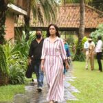Mona Singh Instagram - The fun, crazy behind-the-scenes madness that went into becoming Veera in #BlackWidows #BehindTheScenes #WomenOnTop @shamitashetty_official @raimasen @sharadkelkar @swastikamukherjee13 @parambratachattopadhyay @whofaisalmalik @shrutivyas1 @dekhodekho @birsadasgupta @aamirali @nikhilbhambriofficial @anandradhika66 @vipulroy @reliance.entertainment @reliancebigsynergy @zee5premium