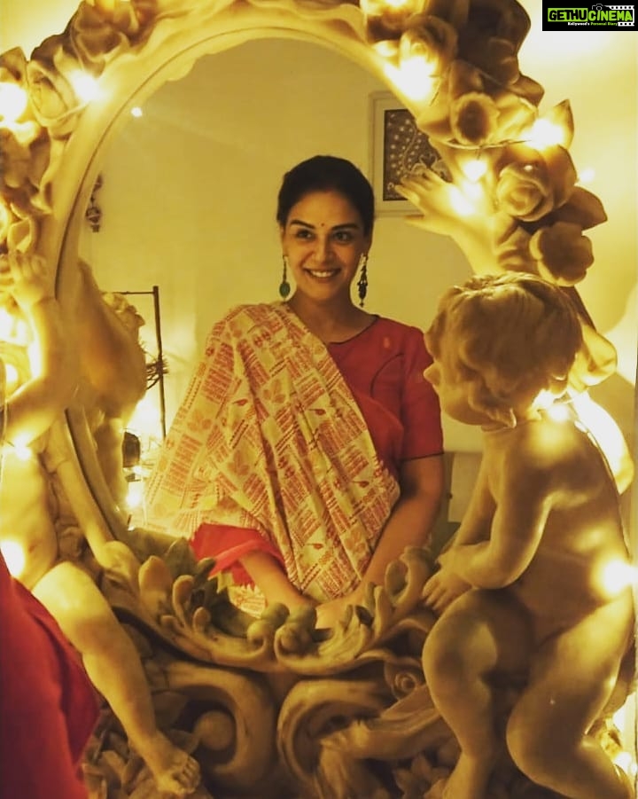 Mona Singh Instagram - Happy in a saree #sareelove #red #instagram