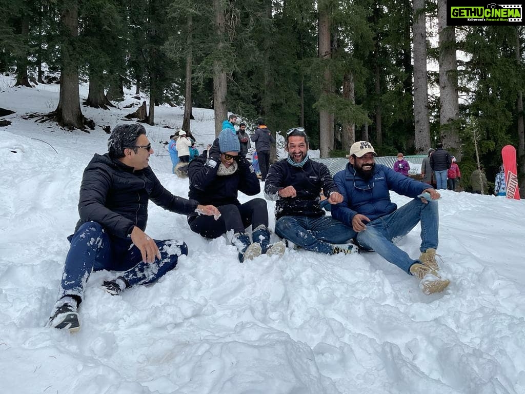 Mona Singh Instagram - Snow therapy 😋 #manali #himachal #snowday #happyus