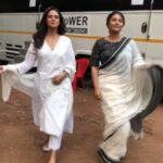 Mona Singh Instagram - Safedi ki chamkaar 😛miss our crazy mornings @swastikamukherjee13 #blackwidows #crazy #swag #crazyvideos #happypeople styled by @divyagupta7 @prameetsaini