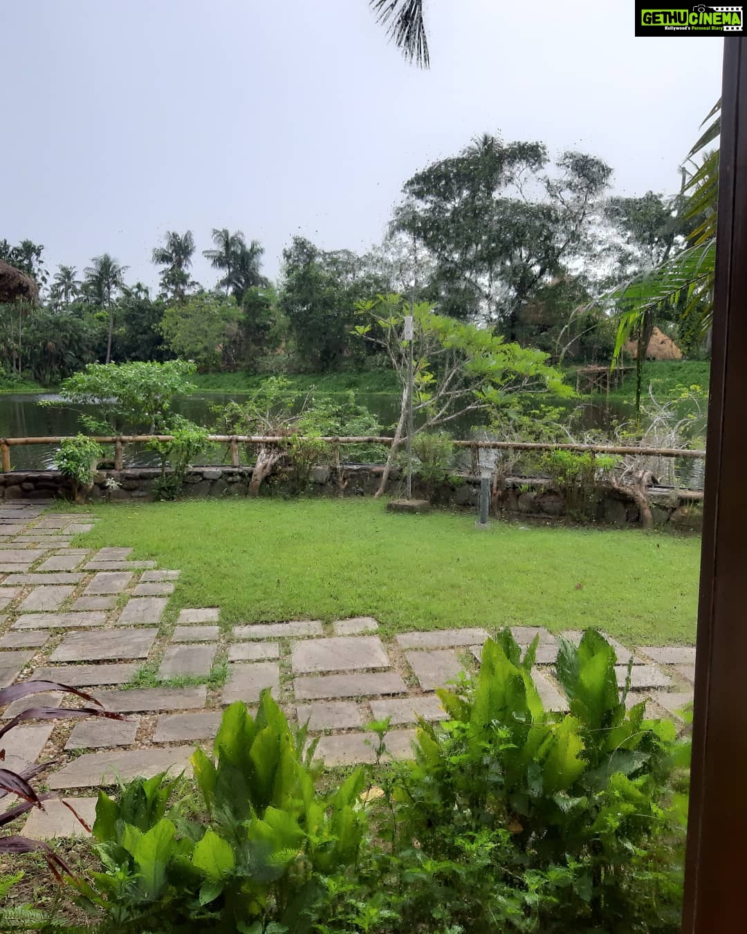 Mona Singh Instagram - Imagine having the cosiest bed with a stunning view,waking up to nature is by far the best way to make your mornings #shootlife #traveldiaries #traveldeeper #naturelovers #kolkata