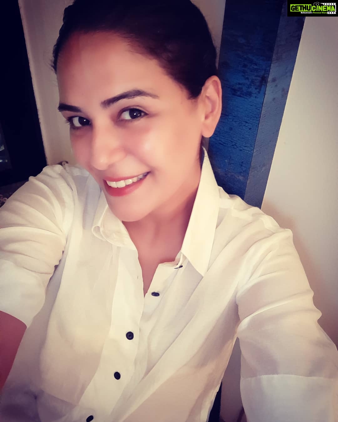 Mona Singh Instagram - The secret of great style is to feel good in what u wear. @storeat44 in love with your awesome collection and thank u @kedhar.gawde thank u for your awesomeness