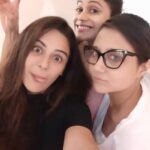 Mona Singh Instagram - This time I was working on my bday and also far far away from home but then my pati made a surprise visit (🥰🥰) n I loved it also big thank u to my #blackwidows family for making my bday so wonderful ... also big thank u to my insta family for all your wishes love u guys #birthdaygirl #surprise #happytimes