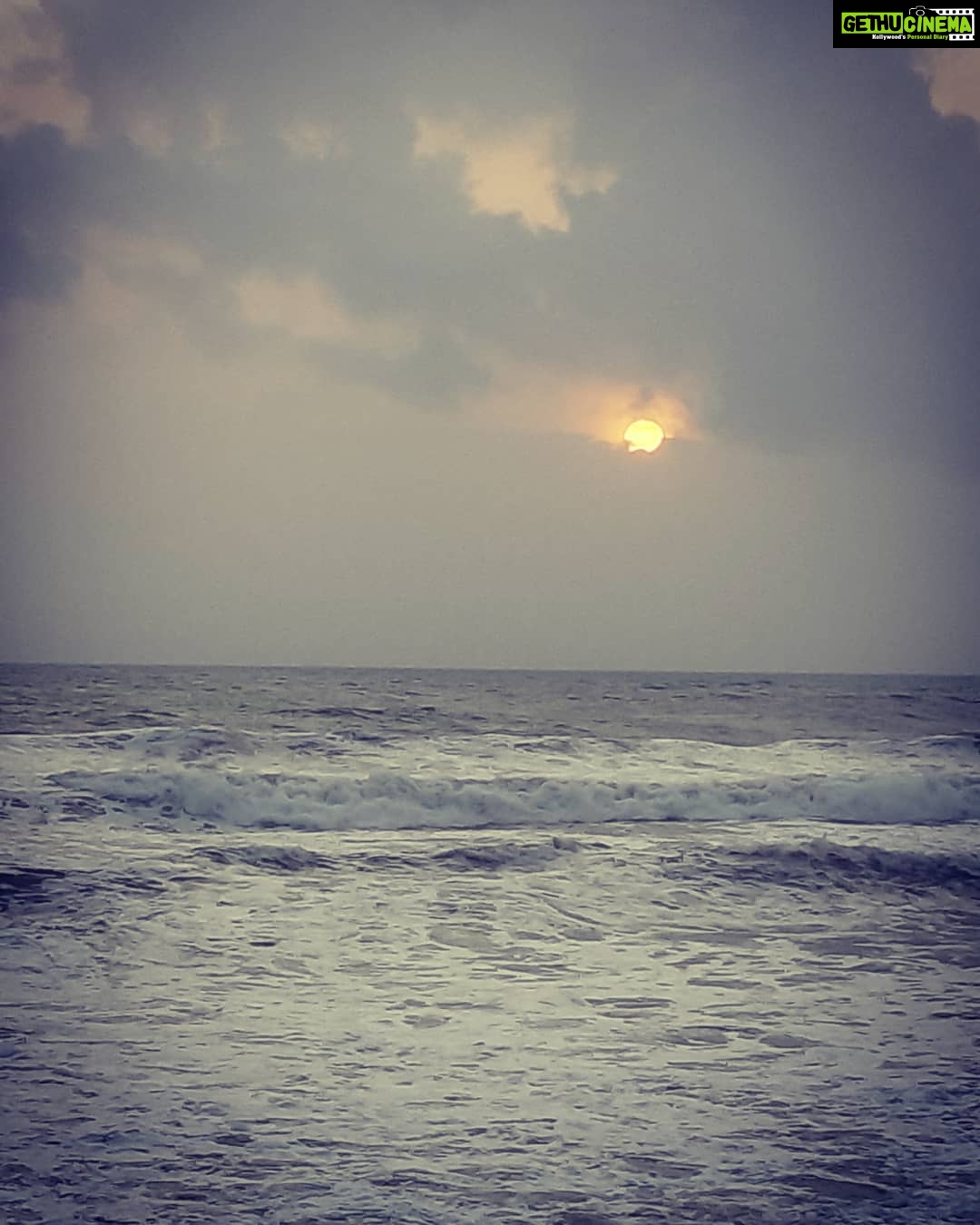 Mona Singh Instagram - Thalassophile #sealovers #sunsets #goa #waves #sea #shoot #happysaturday