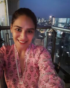 Mona Singh Instagram - Happiness is..giving a gift for no particular reason,The outfit i am wearing is from a brand called monkandmei they support 92 underprivileged workers . Thank u so much @kedhar.gawde for this beautiful outfit I love the color n the fit .. @monkandmei