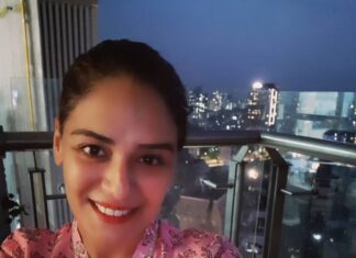 Mona Singh Instagram - Happiness is..giving a gift for no particular reason,The outfit i am wearing is from a brand called monkandmei they support 92 underprivileged workers . Thank u so much @kedhar.gawde for this beautiful outfit I love the color n the fit .. @monkandmei