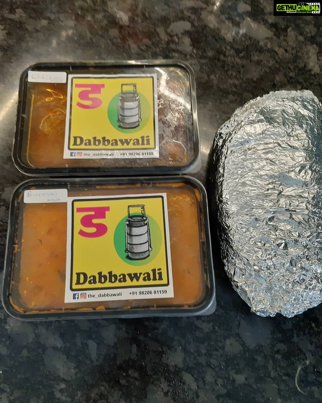 Mona Singh Instagram - U cant just eat good food you've got to talk about it too ,thank u @the_dabbawali for this awesome meal loved the fish curry n chicken n super soft bhakri. Cant wait to order our next meal