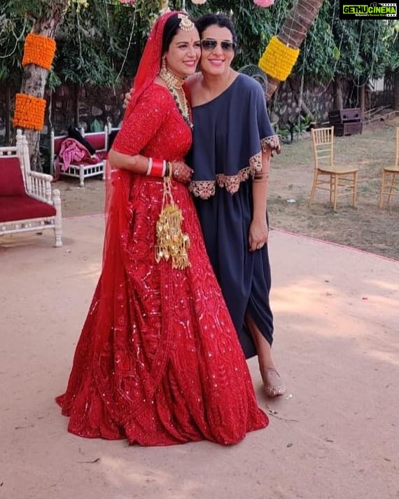 Mona Singh Instagram - Love this pic of ours @aberwal though am looking somewhere else 😋 #friendsgoals #soulsisters #bestiesforlife